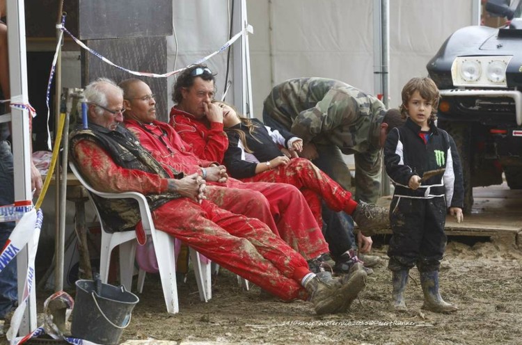 M.Neikšāns un brāļi Berķi lieliski cīnās Francijas dubļos