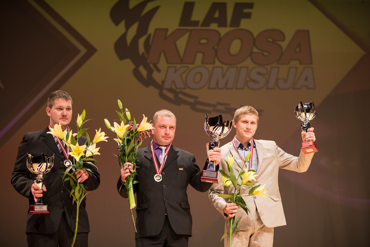 Krosa komisijas labākie sportisti saņem kausus un ballējas līdz rītam