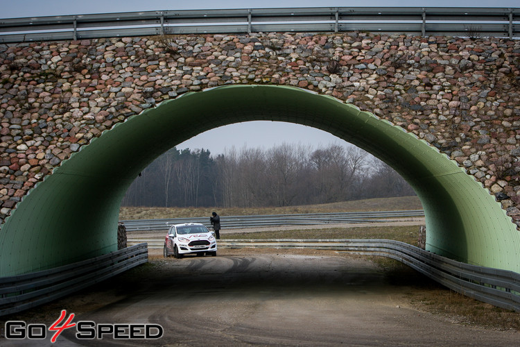 Baltijas rallija braucēji iemēģina jauno 'Ford Fiesta R2T'