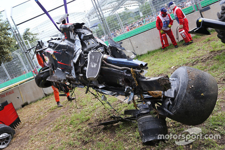 Alonso piedzīvo šaušalīgu avāriju