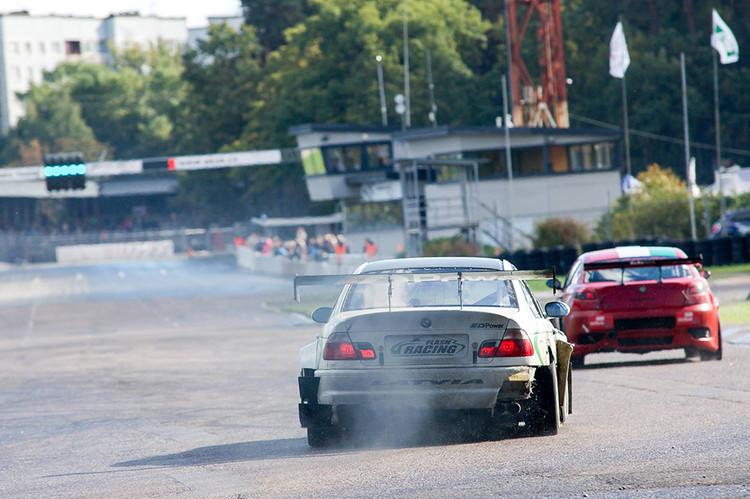 Flash Racing būvē auto Baltijas izturības sacīkstēm