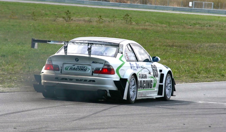 Flash Racing būvē auto Baltijas izturības sacīkstēm