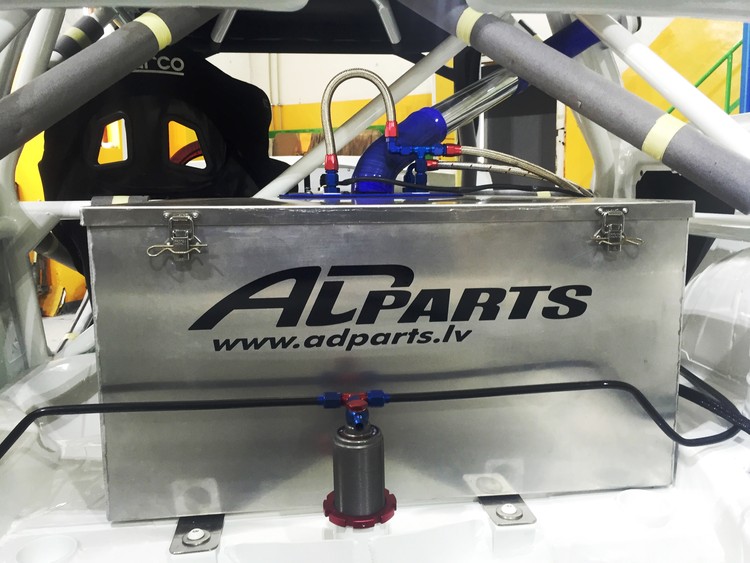 Flash Racing būvē auto Baltijas izturības sacīkstēm