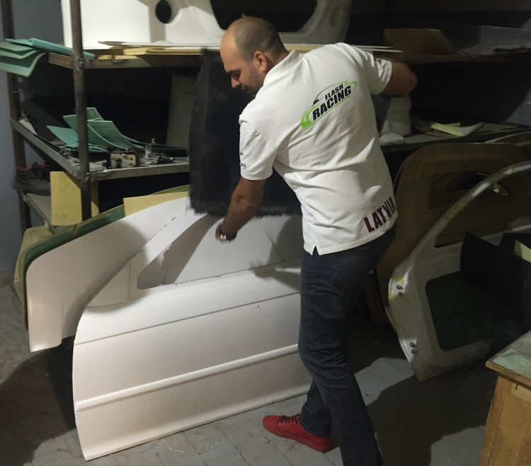Flash Racing būvē auto Baltijas izturības sacīkstēm
