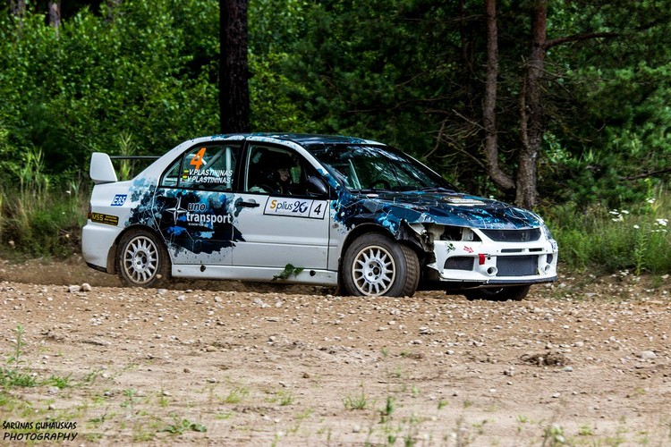 Latvijas rallijsprinta 'Kurtuvenai' posmā uzvar Dmitrijs Feofanovs