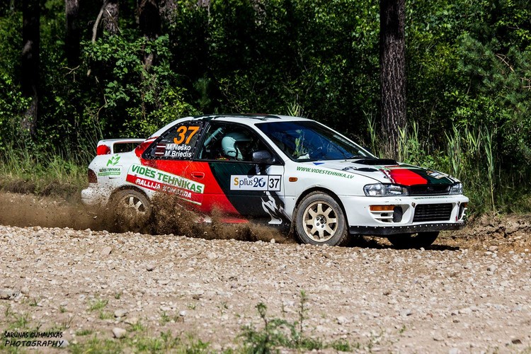 Latvijas rallijsprinta 'Kurtuvenai' posmā uzvar Dmitrijs Feofanovs