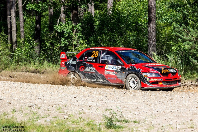 Latvijas rallijsprinta 'Kurtuvenai' posmā uzvar Dmitrijs Feofanovs