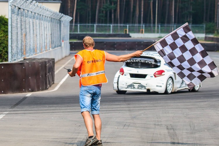 Pasaules un Eiropas braucēji iemēģina jauno Biķernieku rallijkrosa trasi