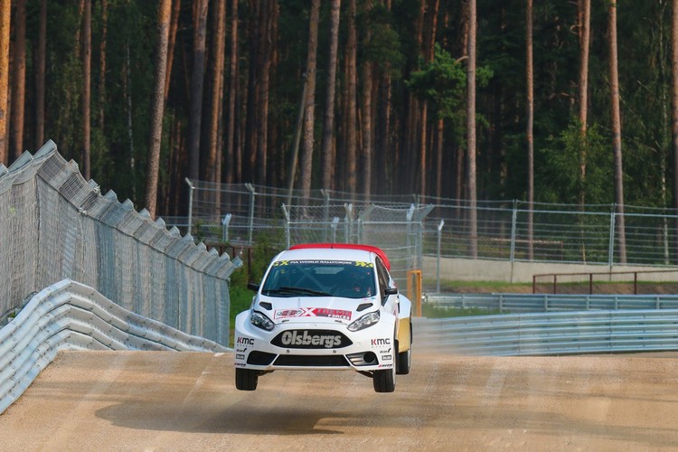 Pasaules un Eiropas braucēji iemēģina jauno Biķernieku rallijkrosa trasi