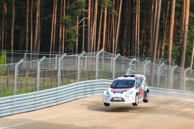 Pasaules un Eiropas braucēji iemēģina jauno Biķernieku rallijkrosa trasi