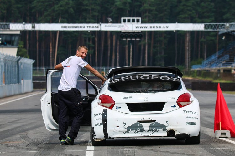 Pasaules un Eiropas braucēji iemēģina jauno Biķernieku rallijkrosa trasi