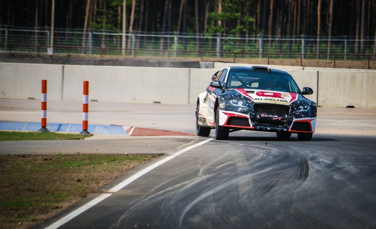 Pasaules un Eiropas braucēji iemēģina jauno Biķernieku rallijkrosa trasi