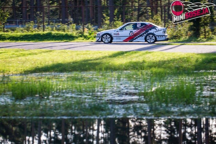 Minišosejas 5.posmā uz starta iziet 'Porsche Cayman GT4'