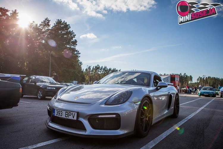 Minišosejas 5.posmā uz starta iziet 'Porsche Cayman GT4'