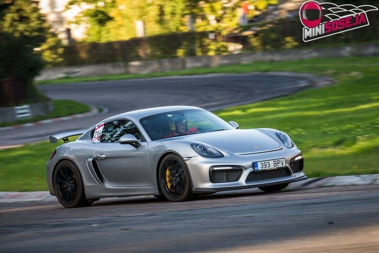 Minišosejas 5.posmā uz starta iziet 'Porsche Cayman GT4'