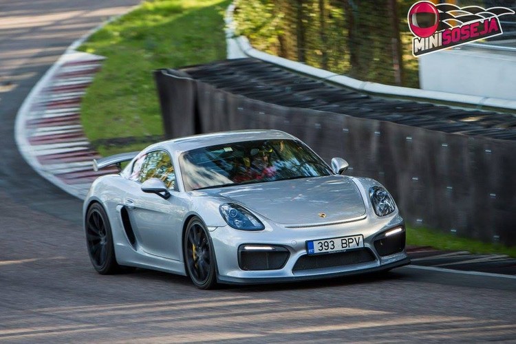 Minišosejas 5.posmā uz starta iziet 'Porsche Cayman GT4'