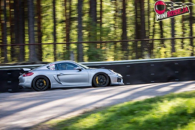 Minišosejas 5.posmā uz starta iziet 'Porsche Cayman GT4'