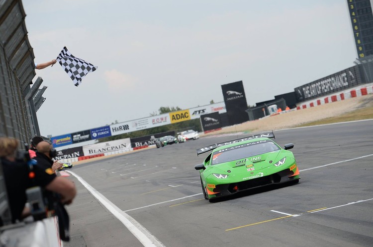 Šlēgelmilhs ar jauno 'Lamborghini' izcīna pirmo un otro vietu
