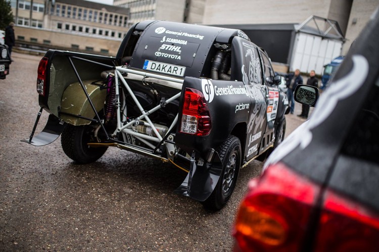 Lietuviešu automašīnas sāk ceļu uz Dakaras ralliju