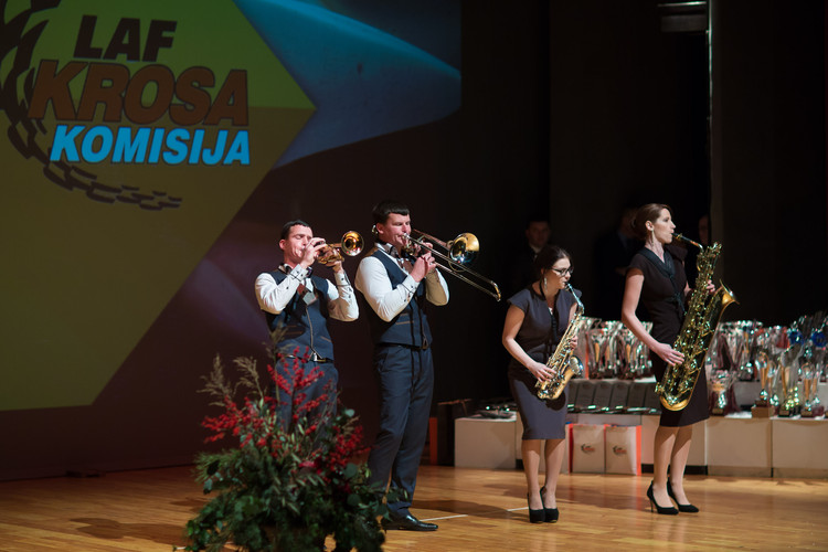 Autokrosa krāšņā apbalvošanas ceremonija noslēdzas ar jautru ballīti un dejām