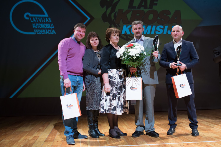 Autokrosa krāšņā apbalvošanas ceremonija noslēdzas ar jautru ballīti un dejām