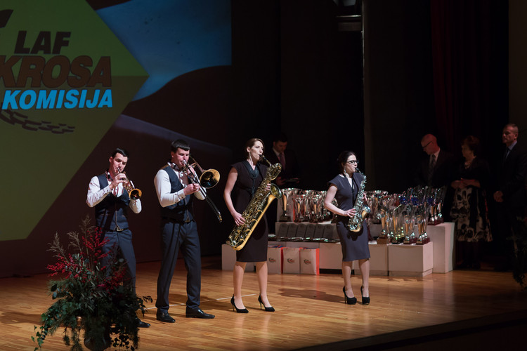 Autokrosa krāšņā apbalvošanas ceremonija noslēdzas ar jautru ballīti un dejām