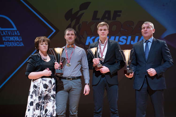 Autokrosa krāšņā apbalvošanas ceremonija noslēdzas ar jautru ballīti un dejām