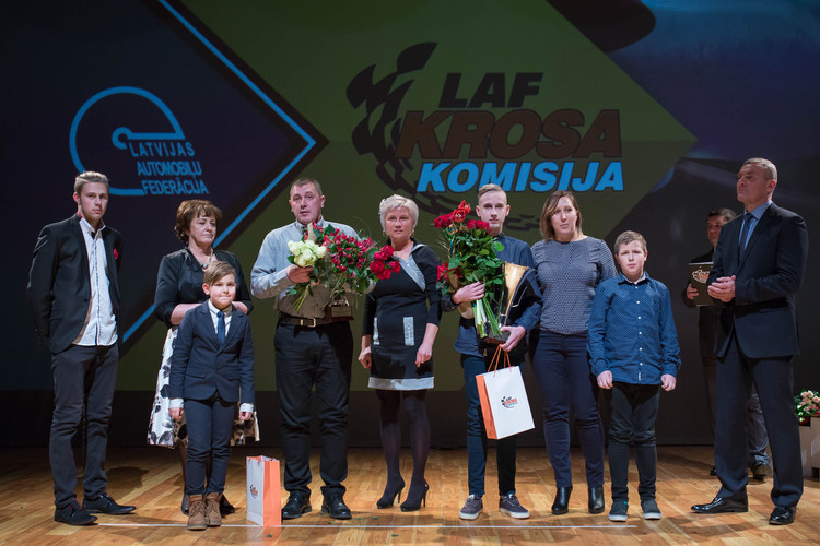 Autokrosa krāšņā apbalvošanas ceremonija noslēdzas ar jautru ballīti un dejām