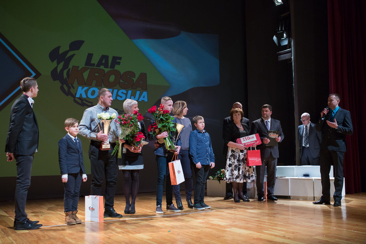 Autokrosa krāšņā apbalvošanas ceremonija noslēdzas ar jautru ballīti un dejām