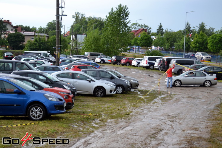 Polijas WRC servisa parks un Tanaka atbalstītāju pūļi 