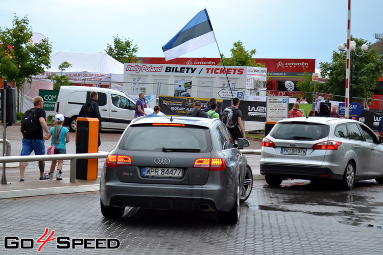 Polijas WRC servisa parks un Tanaka atbalstītāju pūļi 