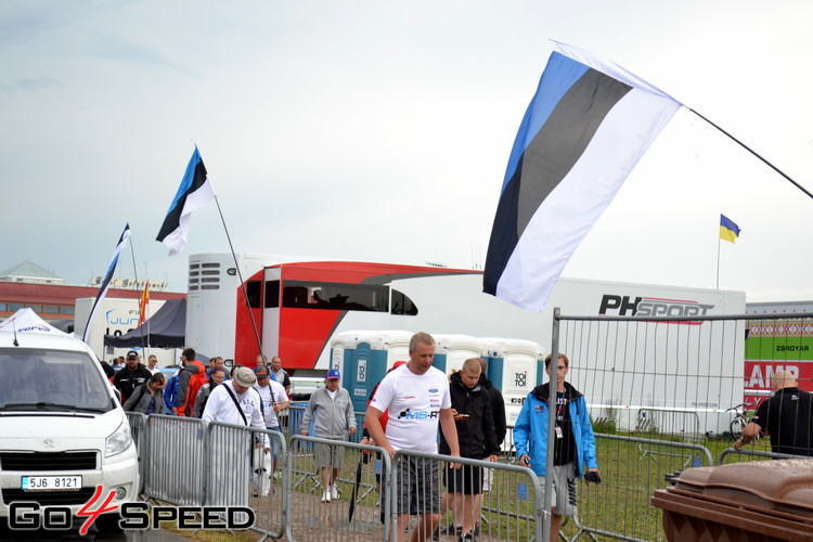 Polijas WRC servisa parks un Tanaka atbalstītāju pūļi 
