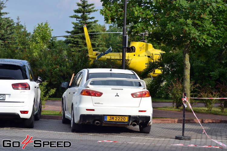 Polijas WRC servisa parks un Tanaka atbalstītāju pūļi 