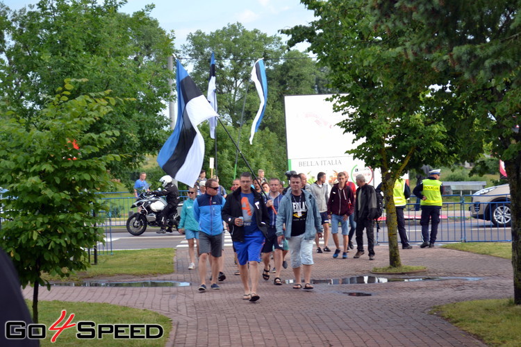 Polijas WRC servisa parks un Tanaka atbalstītāju pūļi 