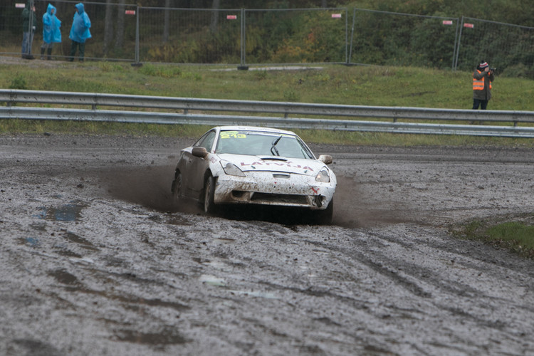 Dubļu cīņas rallijkrosa sezonas noslēgumā 333 trasē