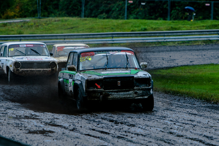 Dubļu cīņas rallijkrosa sezonas noslēgumā 333 trasē