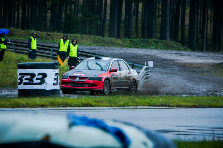 Dubļu cīņas rallijkrosa sezonas noslēgumā 333 trasē