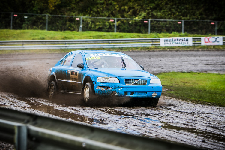 Dubļu cīņas rallijkrosa sezonas noslēgumā 333 trasē