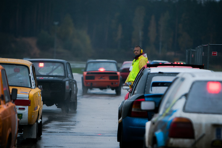 Dubļu cīņas rallijkrosa sezonas noslēgumā 333 trasē