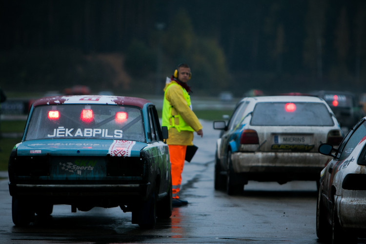 Dubļu cīņas rallijkrosa sezonas noslēgumā 333 trasē