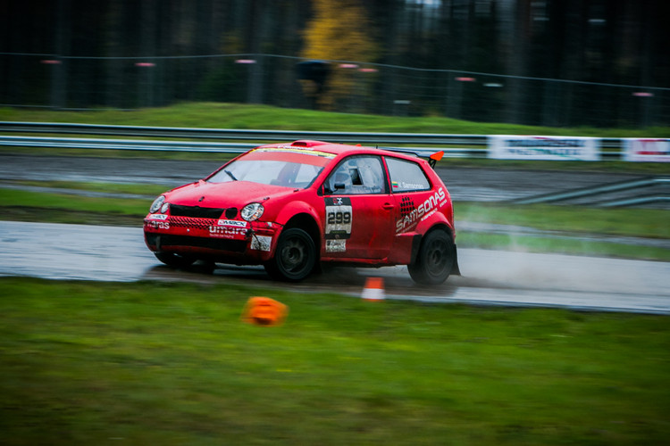 Dubļu cīņas rallijkrosa sezonas noslēgumā 333 trasē