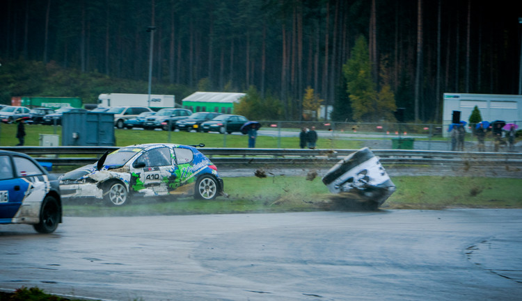 Dubļu cīņas rallijkrosa sezonas noslēgumā 333 trasē