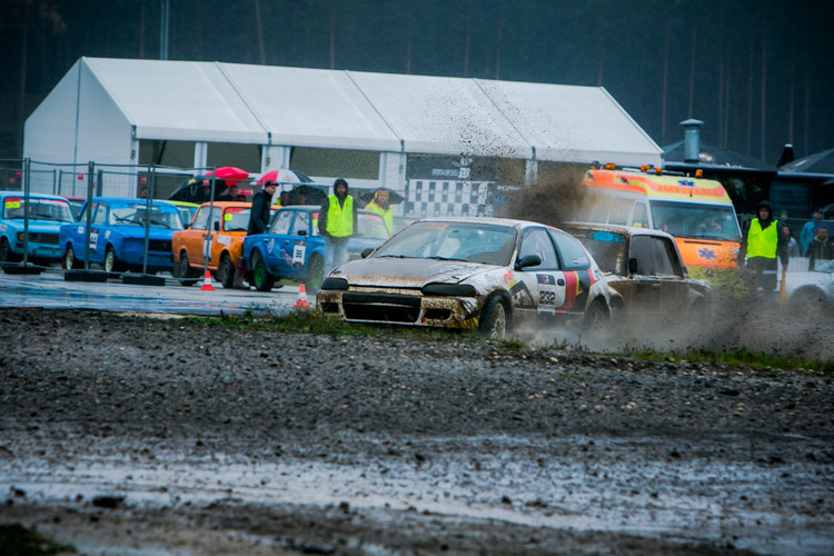 Dubļu cīņas rallijkrosa sezonas noslēgumā 333 trasē