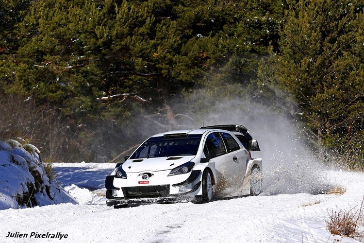 Tanaks Montekarlo testē 'Toyota Yaris WRC'