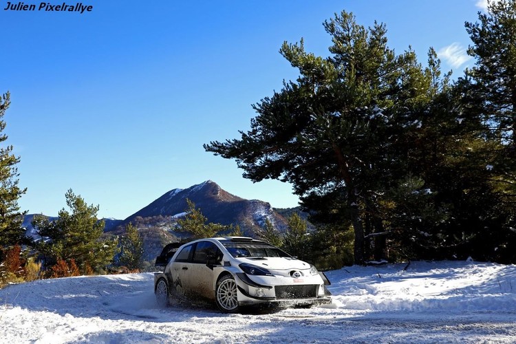 Tanaks Montekarlo testē 'Toyota Yaris WRC'