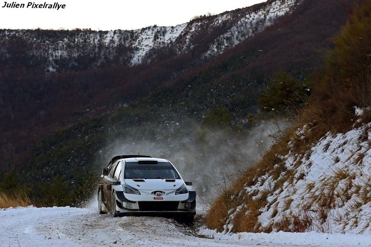 Tanaks Montekarlo testē 'Toyota Yaris WRC'