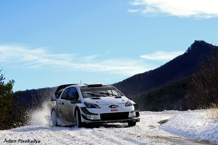 Tanaks Montekarlo testē 'Toyota Yaris WRC'