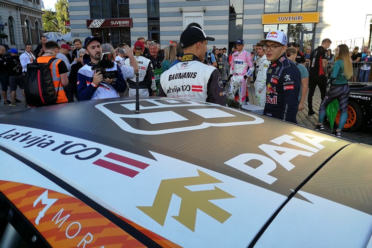 Krāšņā rallijkrosa parāde Vecrīgā