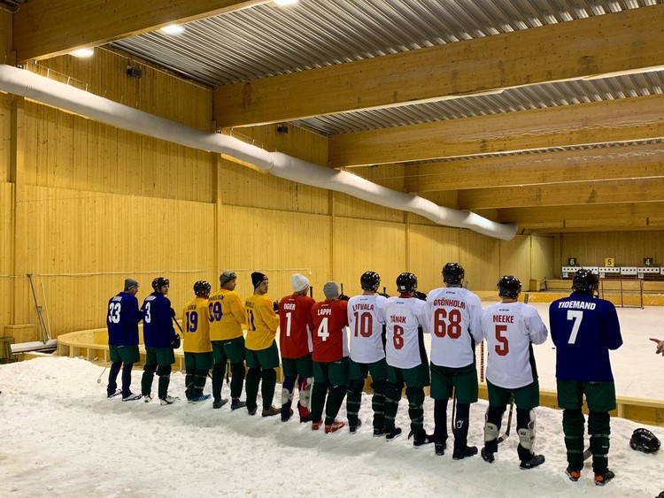 WRC piloti pirms Zviedrijas rallija starta spēlē hokeju