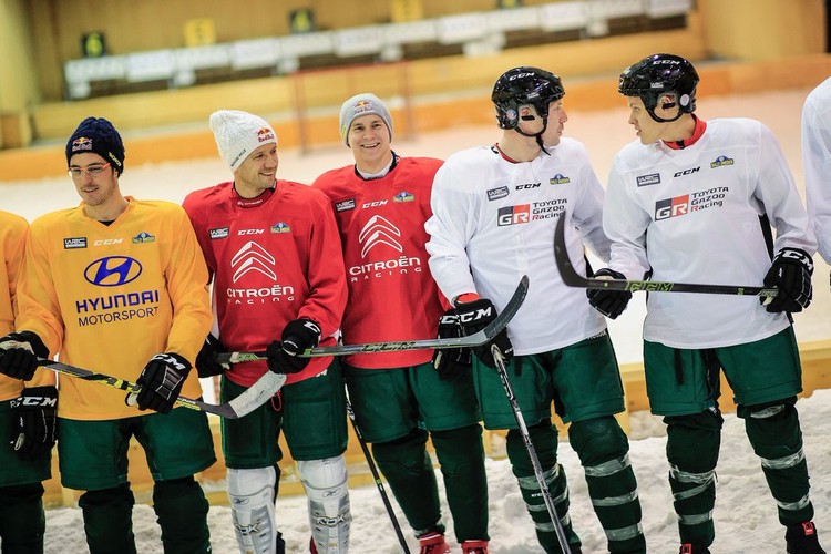 WRC piloti pirms Zviedrijas rallija starta spēlē hokeju